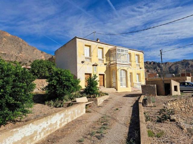 Esta propiedad, situada en la base de la majestuosa Sierra d. 369m² Orihuela