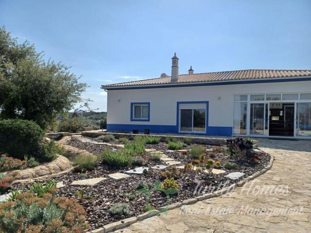 Esta propriedade está situada no topo de uma colina com vist. 150m² Luz de Tavira e Santo Estêvão
