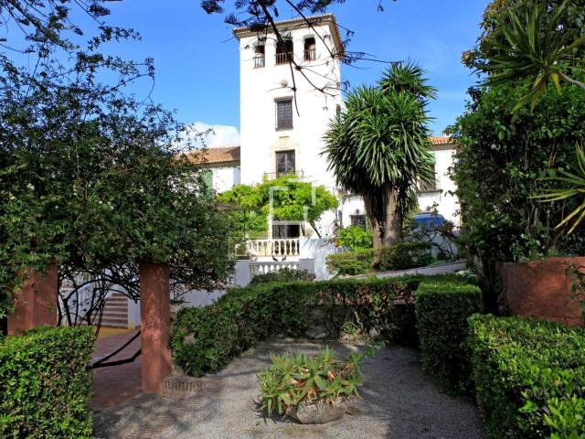 Esta singular vivienda se compone de un palacio y dos casas. 962m² Otívar