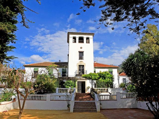 Esta singular vivienda se compone de un palacio y dos casas. 962m² Otívar
