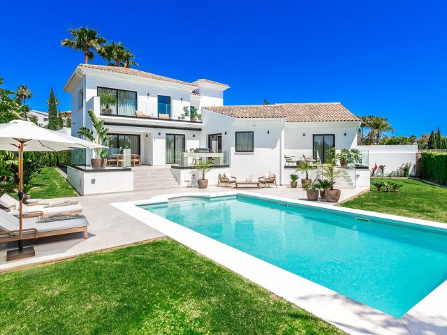 Esta villa meticulosamente reformada, ubicada en la tranquil. 256m² Marbella