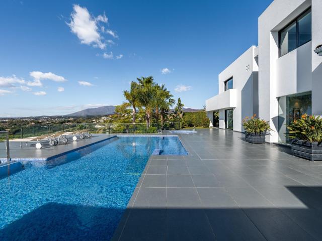Esta villa moderna de lujo de alta calidad se ofrece a la ve. 595m² Marbella