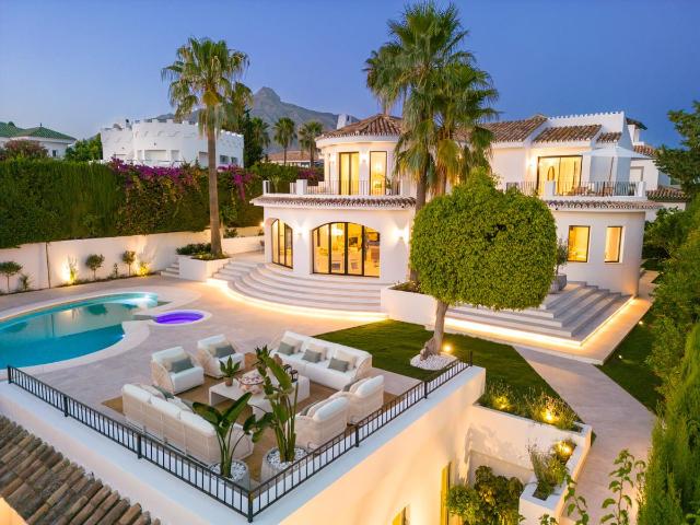 Esta villa cautivadora impresiona con su diseño arquitectóni. 401m² Marbella