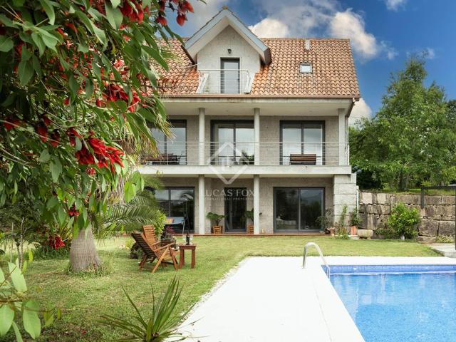 Esta villa de cinco dormitorios construida con excelentes ca. 275m² Tomiño