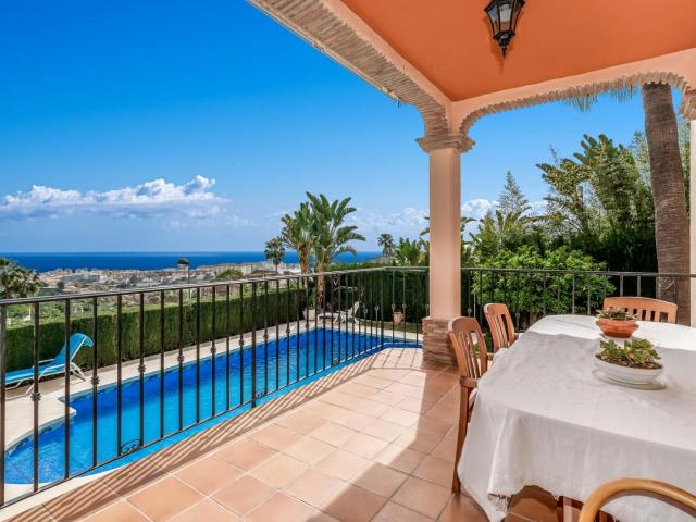 Esta villa de estilo andaluz está situada en lo alto de la c. 429m² Marbella