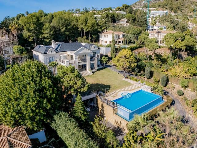 Esta villa de estilo mediterráneo clásico, situada en Cascad. 1491m² Marbella
