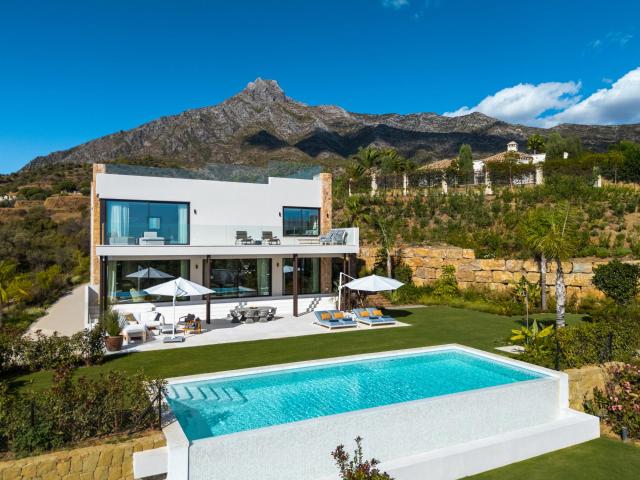 Esta villa de lujo de nueva construcción está situada en el. 825m² Marbella