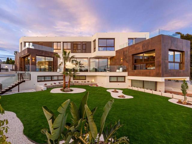 Esta villa de lujo recién construida está situada en la excl. 536m² Benidorm