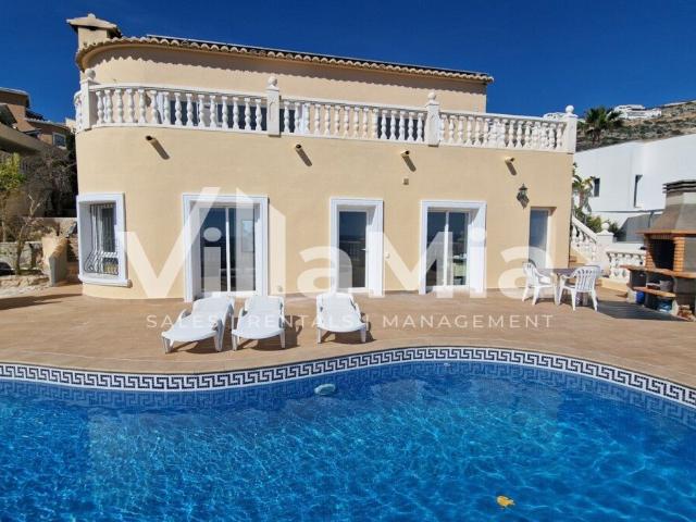 Esta villa de 5 dormitorios y 3 baños está ubicada en la zon. 300m² Benitachell