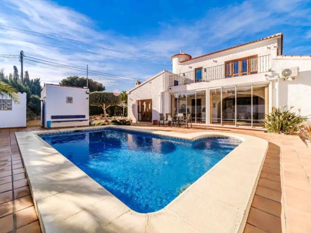 Esta villa en Jávea Costa Nova se ubica en una parcela ampli. 250m² Jávea Xabia