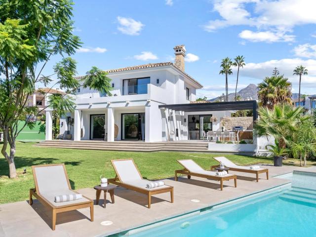Esta villa familiar contemporánea de cinco dormitorios en ve. 378m² Marbella