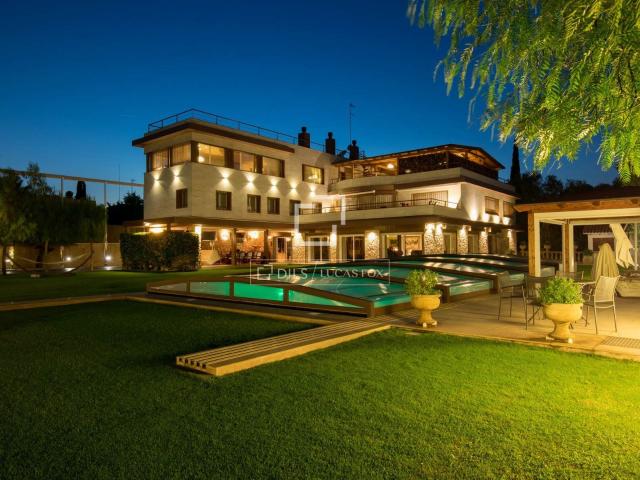 Esta villa grande y lujosa se encuentra en segunda línea de. 905m² Sitges