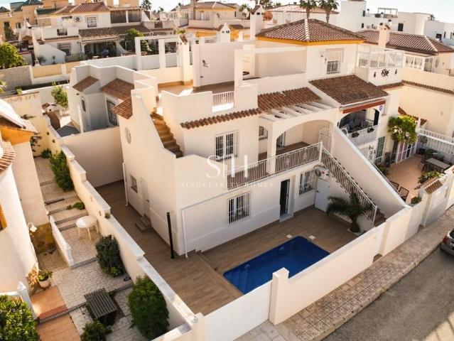 Esta villa independiente completamente renovada combina dise. 166m² Torrevieja