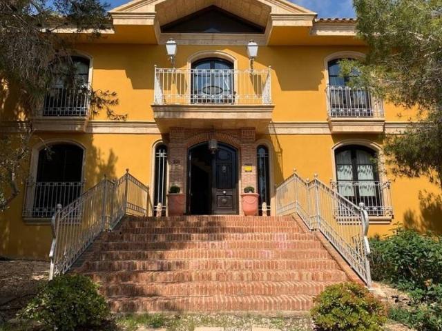 Esta villa independiente de estilo rústico se encuentra ubic. 300m² Rojales