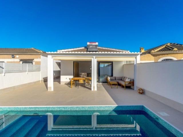 Esta villa independiente recientemente renovada en la tranqu. 0m² Torrevieja
