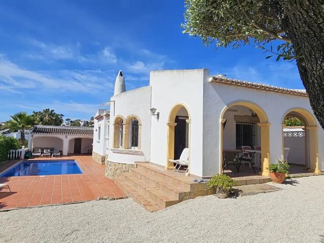 Esta villa parcialmente reformada se encuentra en Jávea, en. 162m² Jávea Xabia