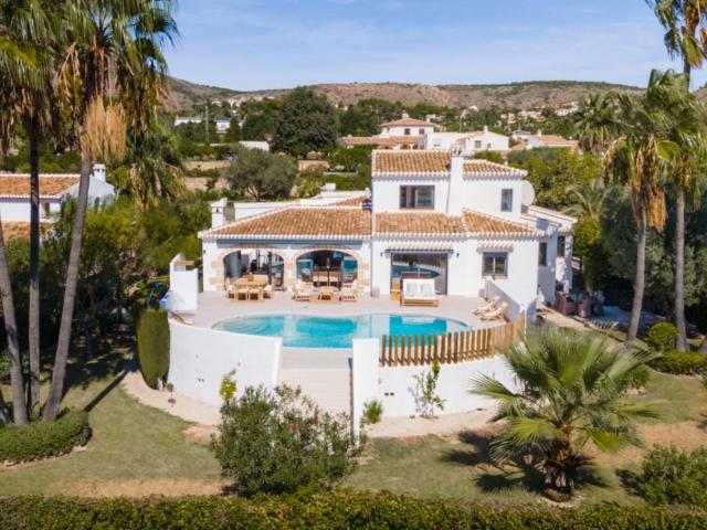 Esta villa recientemente renovada lo tiene todo: un nuevo ho. 275m² Jávea Xabia