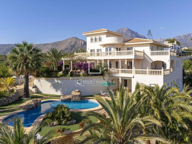 Esta vivienda cuenta con un exuberante jardín, una piscina y. 926m² Benidorm