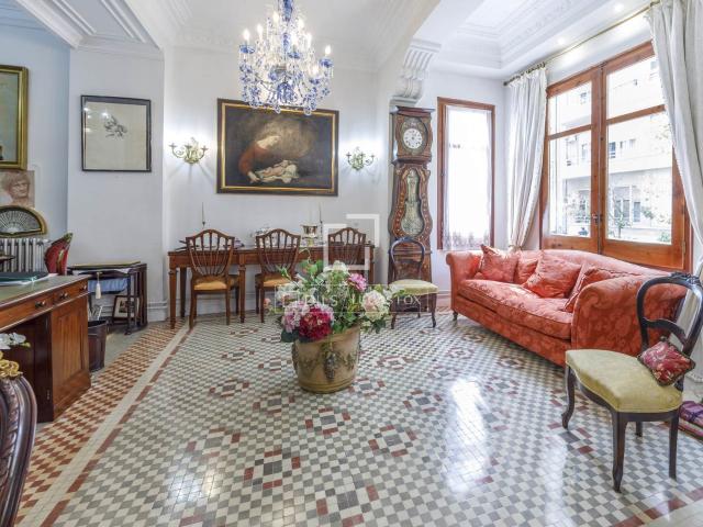 Esta vivienda se sitúa en la primera planta de un edificio d. 165m² Valencia