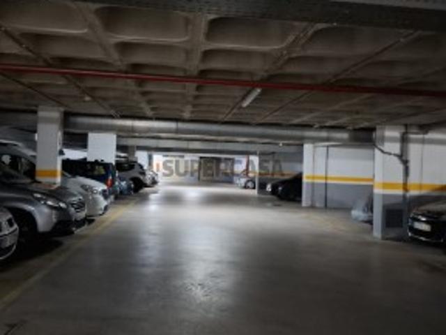 Estacionamento com carregador para veículos elétricos