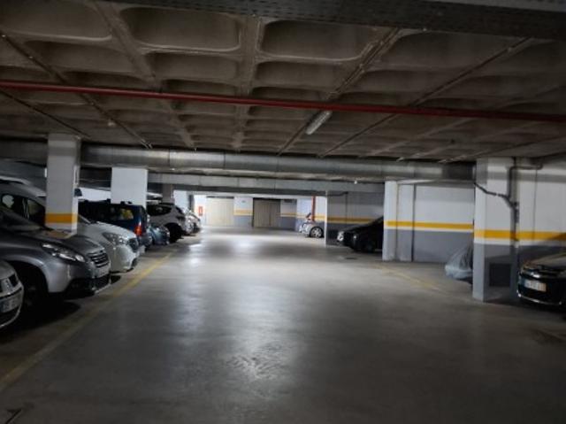 Estacionamento com carregador para veículos elétricos