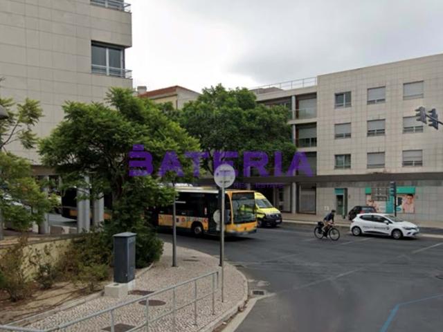 Estacionamento no centro de Algés