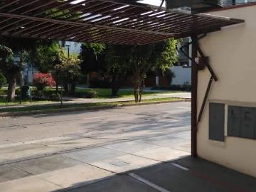 Estacionamiento con acceso de reja a control remoto