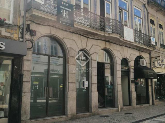Estabelecimento comercial com uma área de 267 m2 no piso 0 e. 351m² Porto
