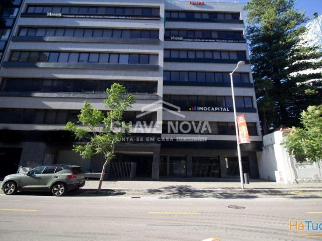 Estabelecimento Comercial de 2 frentes com 2 pisos na Avenida da Boavista | 26073604096