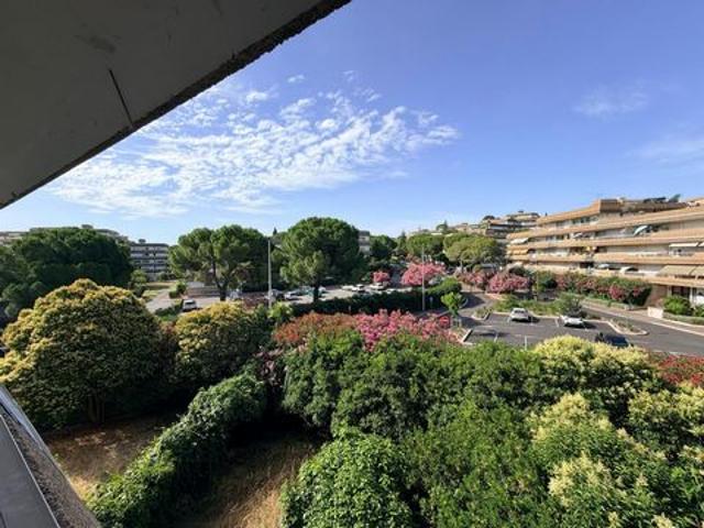 Estanove, studio avec terrasse, parking et cave