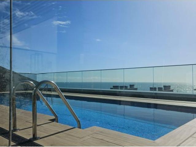 Estancia frente al mar: obra nueva con certificación doble A con piscina en Badalona