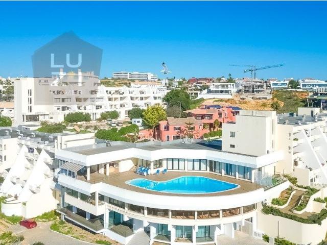 Estdio com terrao espaoso, a curta distncia da praia, em Lagos