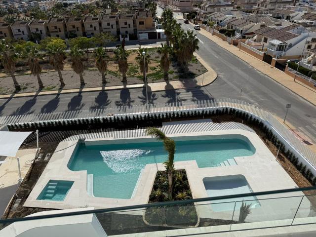 Este moderno apartamento se encuentra en Lomas de Cabo Roig. 75m² Orihuela Costa