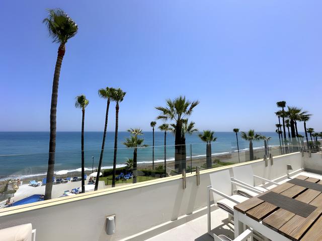 Este ático con vistas frontales al mar está situado en la co. 145m² Estepona