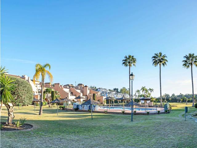 Este ático dúplex en Atalaya ofrece elegantes espacios de vi. 180m² Estepona