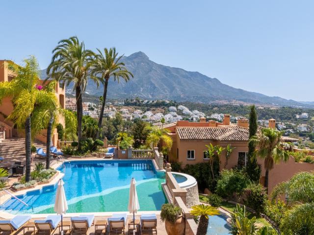 Este ático de tres dormitorios exquisitamente renovado invit. 150m² Marbella