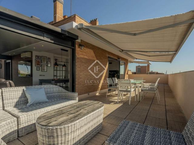 Este ático único se sitúa en un moderno edificio construido. 140m² Valencia