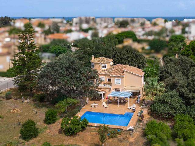 Este amplio chalet de estilo mediterráneo se encuentra en la. 370m² Dénia