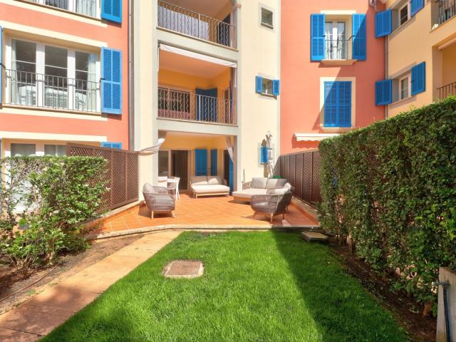 Este apartamento de planta baja, ubicado en la consolidada c. 0m² Santa Ponça