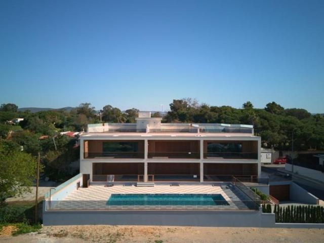 Este apartamento T2, com áreas bem aproveitadas e uma locali. 188m² Quarteira