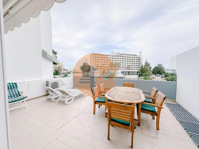 Este apartamento totalmente mobilado oferece um terraço com. 150m² Quarteira