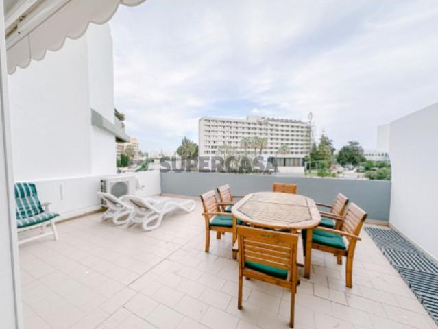 Este apartamento totalmente mobilado oferece um terraço com vistas deslumbrantes para o mar e o casino