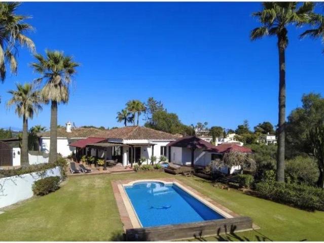 Este chalet de diseño único está situado en una gran parcela. 592m² Sotogrande