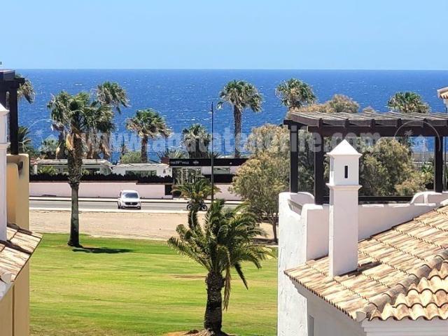 Este chalet pareado de 4 dormitorios se encuentra en el Golf. 167m² Golf Del Sur