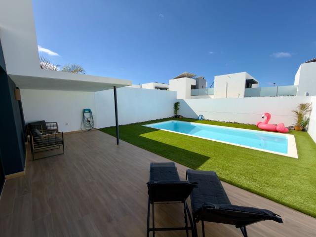 Este chalet pareado se encuentra en la demandada zona de Cas. 120m² La Oliva
