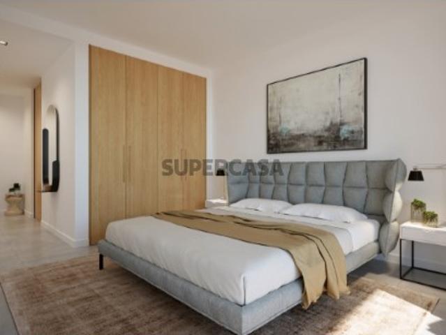 Este excelente apartamento T2+1 com 172,70m2 dispõe de 1 lugar de estacionamento