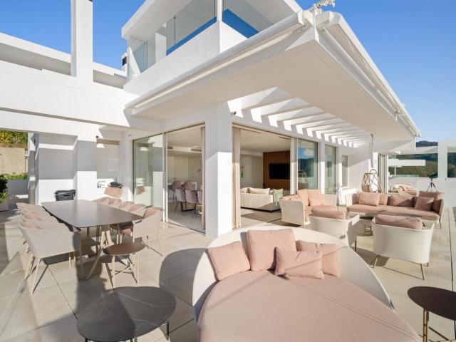 Este excepcional ático dúplex ocupa una de las mejores ubica. 154m² Puerto de Ojen