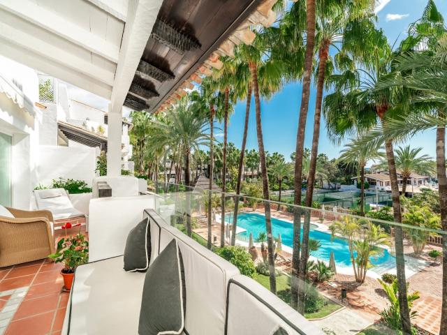 Este excepcional ático dúplex se encuentra dentro de los jar. 248m² Marbella