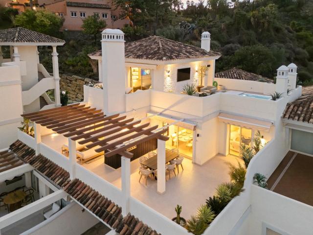 Este excepcional ático dúplex se encuentra en la prestigiosa. 183m² Marbella