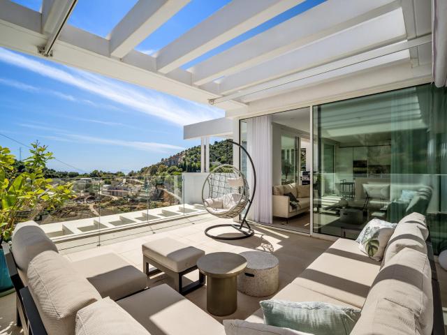 Este excepcional ático de tres dormitorios está situado en l. 114m² Puerto de Ojen